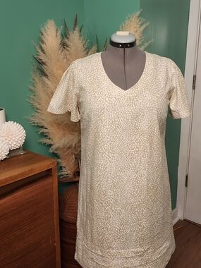 Like NEW...Nicole Miller Cream Linen V-Neck Shift Dress